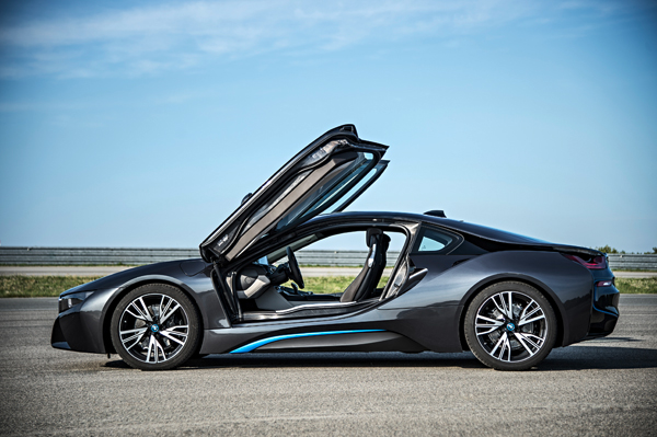 BMW i8 plug-in hybride sportcoupe side open