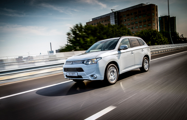 Mitsubishi Outlander PHEV dynamic