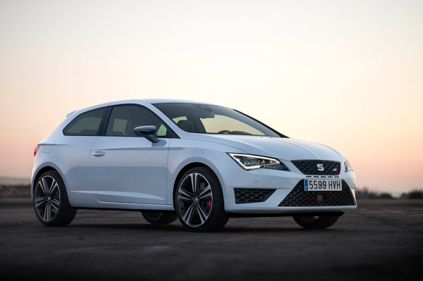 SEAT Leon Cupra white dynamic