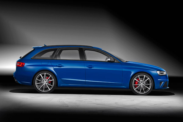 Audi RS4 Avant Nogaro side