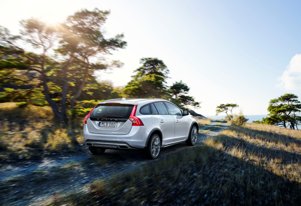 Volvo V60 Cross Country white back dynamic