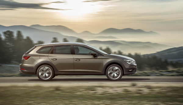 SEAT Leon X-PERIENCE Paris side