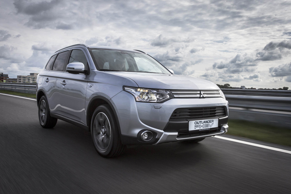 Mitsubishi Outlander PHEV Xline driving