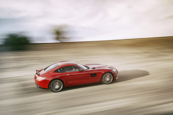 Nieuwe Mercedes-AMG GT red dynamic side