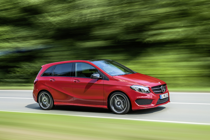 Nieuwe Mercedes-Benz B-Klasse red side driving