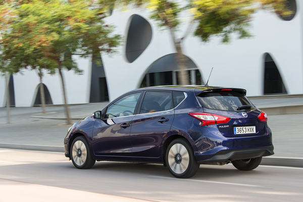 Nieuwe Nissan Pulsar back driving