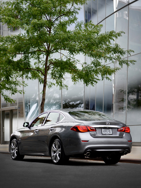 Aangepaste Infiniti Q70 Premium sedan Paris Motor Show grey back