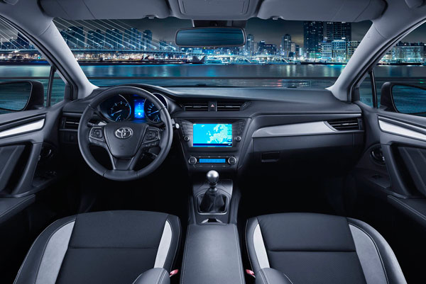 Toyota maakt alle prijzen Avensis bekend interieur