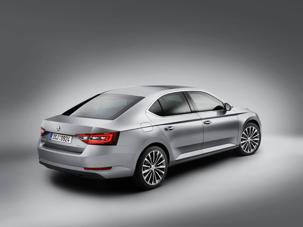 Nieuwe Skoda Superb achter zijaanzicht