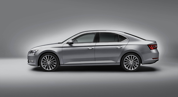 Nieuwe Skoda Superb zijkant