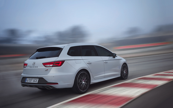 Seat Leon ST Cupra action back