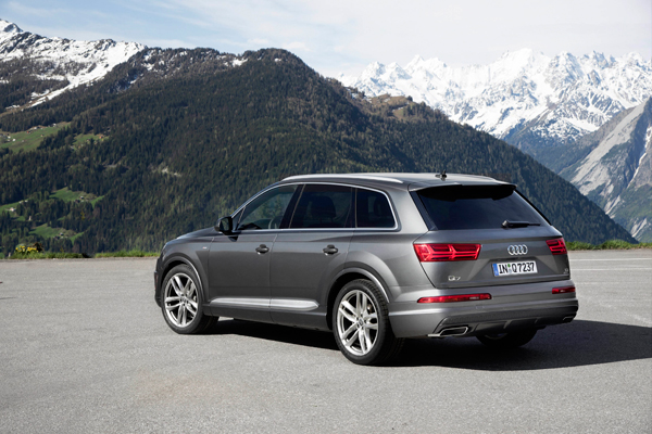 Nieuwe Audi Q7 grey 3kwback still