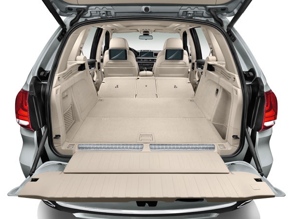 BMW X5 xDrive40e trunk