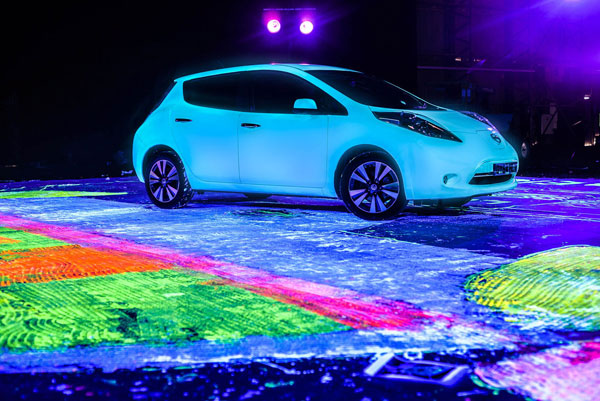 Nissan LEAF Glow in the Dark sidefront