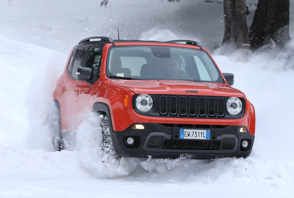 Jeep Renegade Van action snow