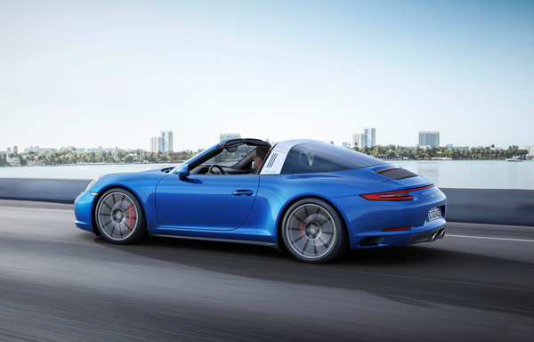 Nieuwe 911 Carrera 4 Targa blue side