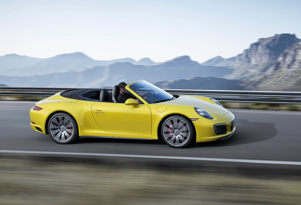 Nieuwe 911 Carrera 4 Targa yellow side