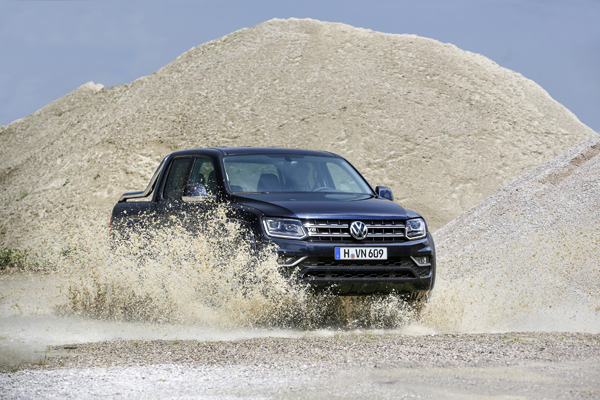 VW Amarok action