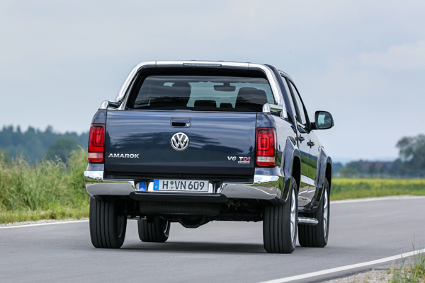 VW Amarok back