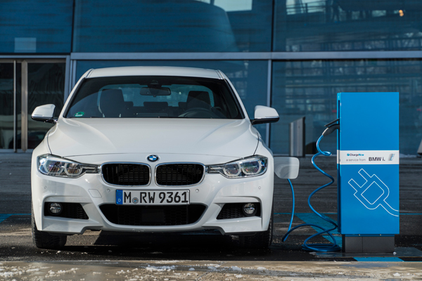 Nieuwe BMW 330e front charging