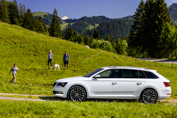 Skoda Superb Combi side