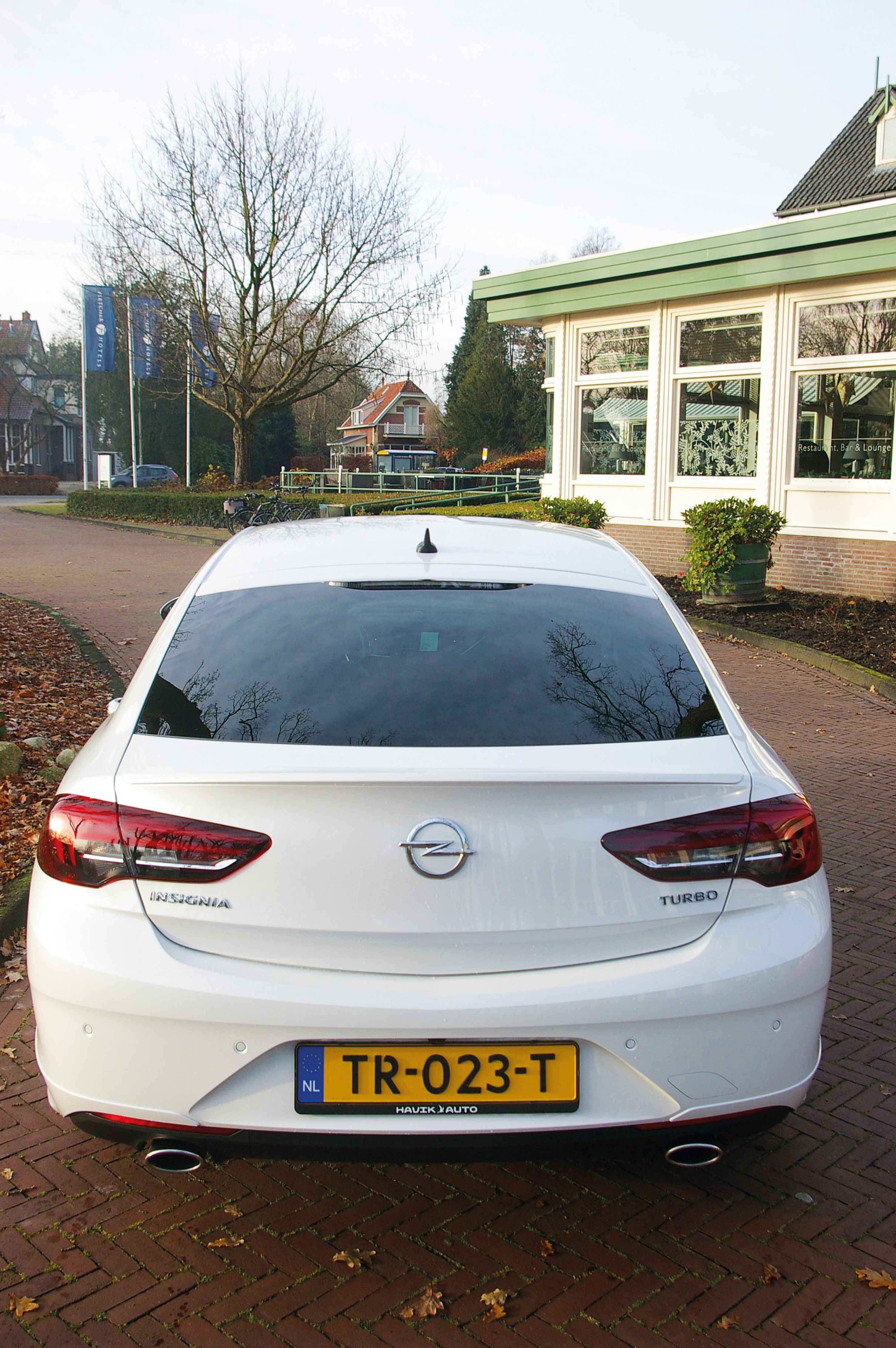 Opel-Insignia-staand-achter