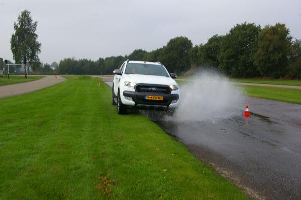 FORD RANGER-waterbak en grasveld-01-web