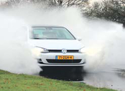 Volkswagen Golf VII test waterbak