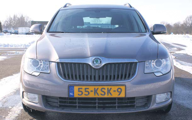 Skoda Superb Combi test front