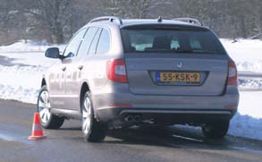 Skoda Superb Combi test slalom