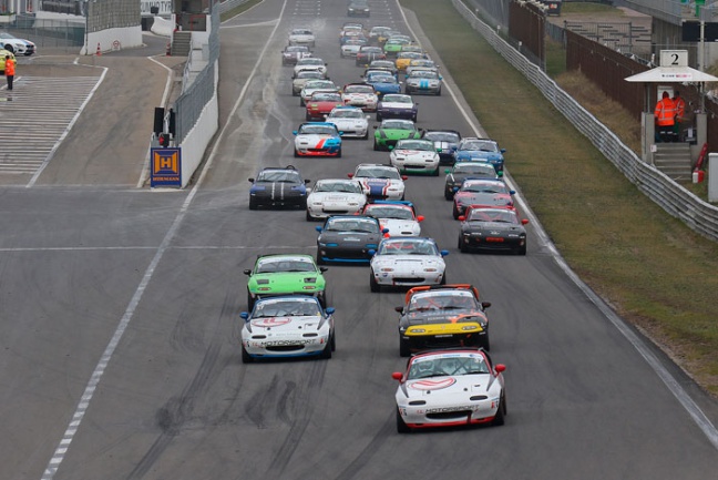 Verswijveren en Dekker pakken eerste twee overwinningen in nieuwe seizoen Ribank Mazda MaX5 Cup