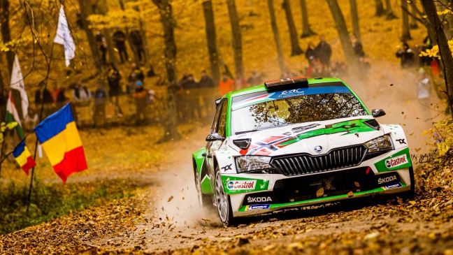 Andreas Mikkelsen met FABIA Rally2 evo kampioen FIA European Rally Championship