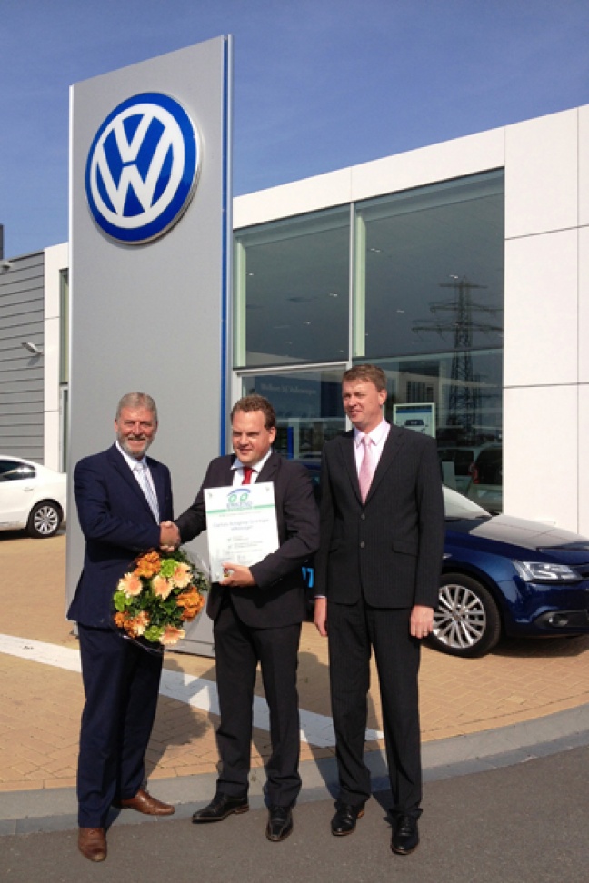 Uitreiking Erkend Duurzaam Plus certificaat door Paul Kok (l) van de BOVAG aan Erik Meems (m) en Aldwin Oechies (r) van Century Autogroep