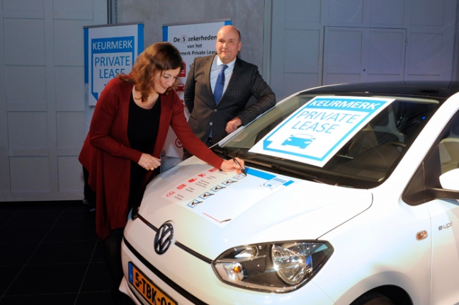 (v.l.n.r.):  Sandra de Jong, Woordvoerder Consumentenbond, en Arnold Koopmans, Woordvoerder Stichting Keurmerk Private Lease, bij Nederlands populairste Private Lease-auto, de Volkswagen up!.