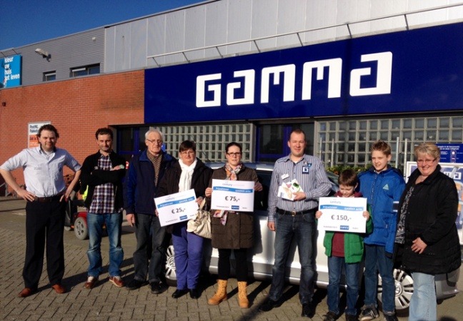 Harm-Jan Kolkman van Century Autogroep Roden (links) en Jeroen Kuiper (4e van rechts) van GAMMA Roden met de prijswinnaars.