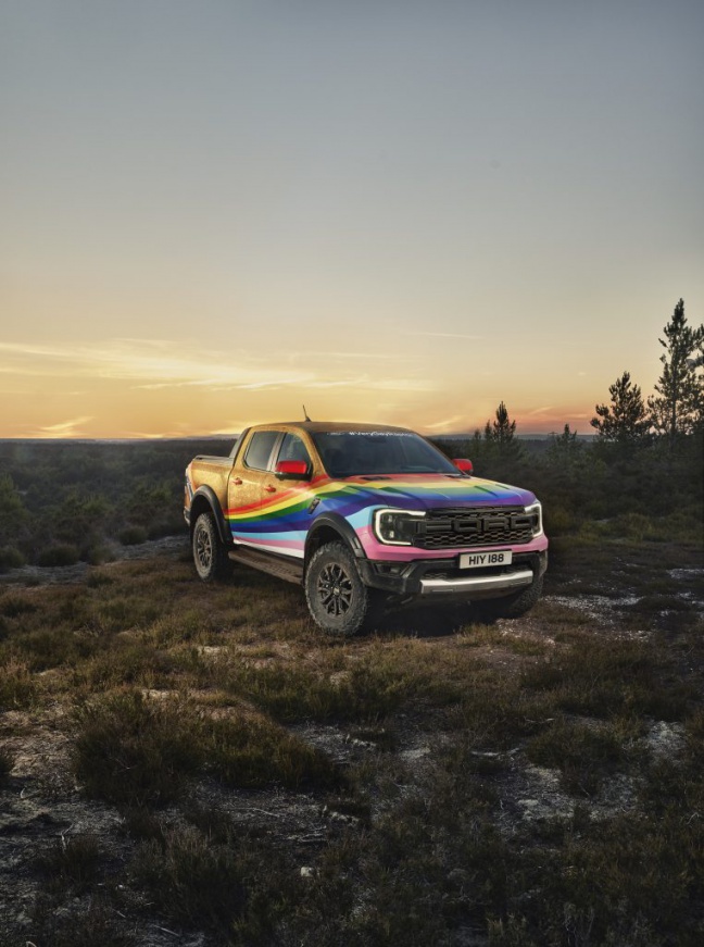 Ford stelt nieuwe normen voor prestaties en inclusiviteit met Electric SuperVan en Very Gay Raptor tijdens Goodwood